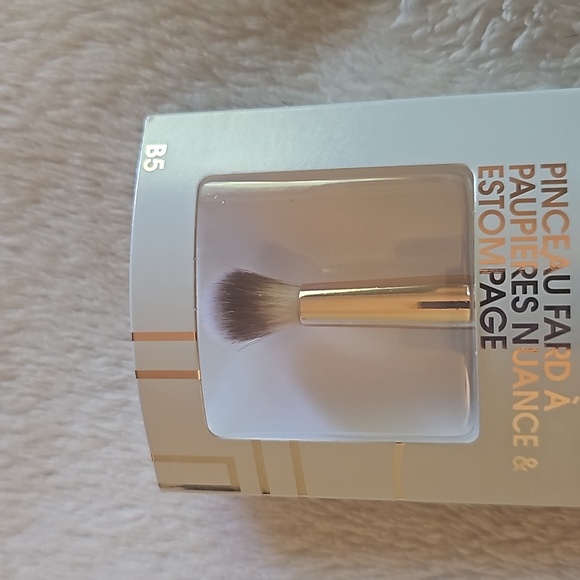 Flower eyeshadow shade & blend brush - Picture 4 of 5